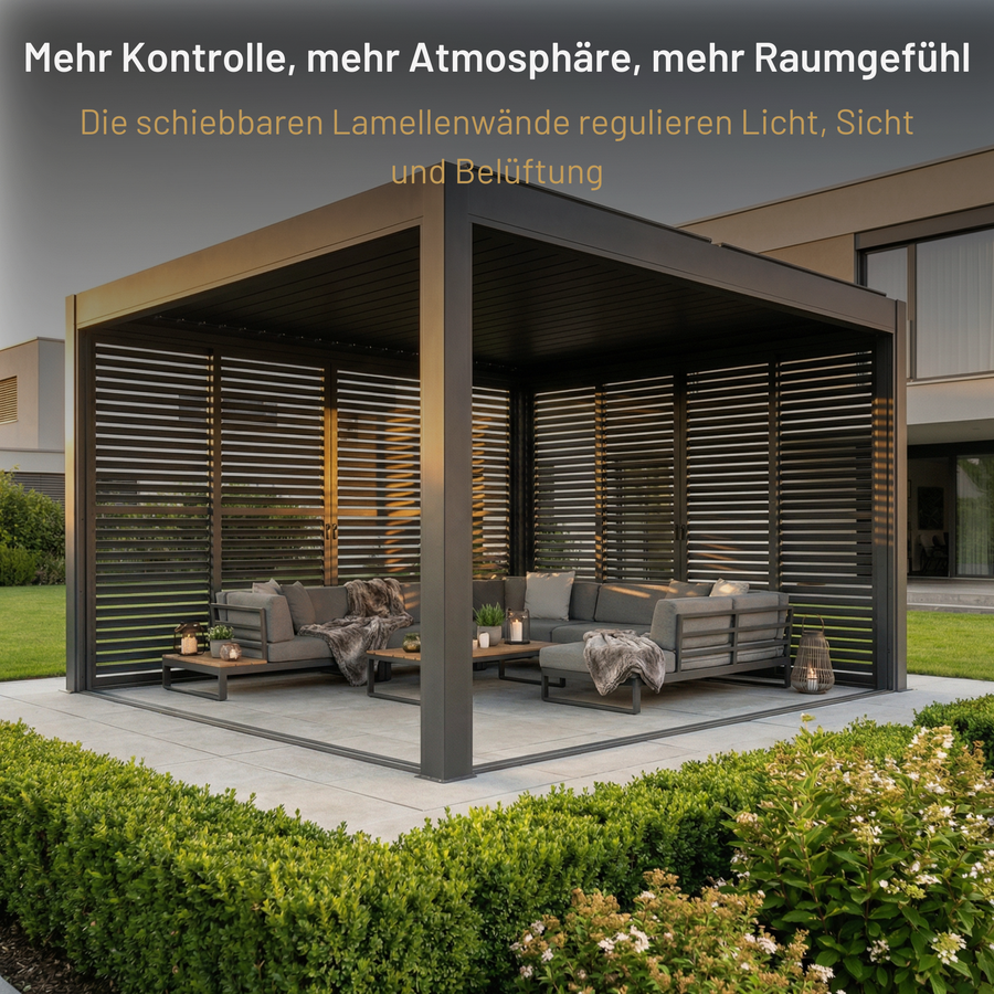 SkyPergola Schiebbare Lamellenwand reguliert Licht, Sicht und Belüftung, Terrassenlounge am Abend
