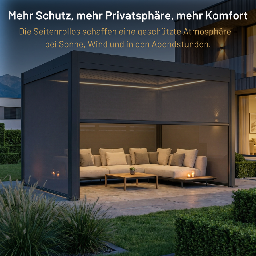 SkyPergola Seitenrollo an Pergola montiert, geschützte Terrassenlounge am Abend mit Bergpanorama